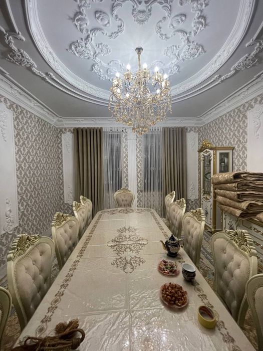 Продам стол и стулья для гостинной на 12 персон