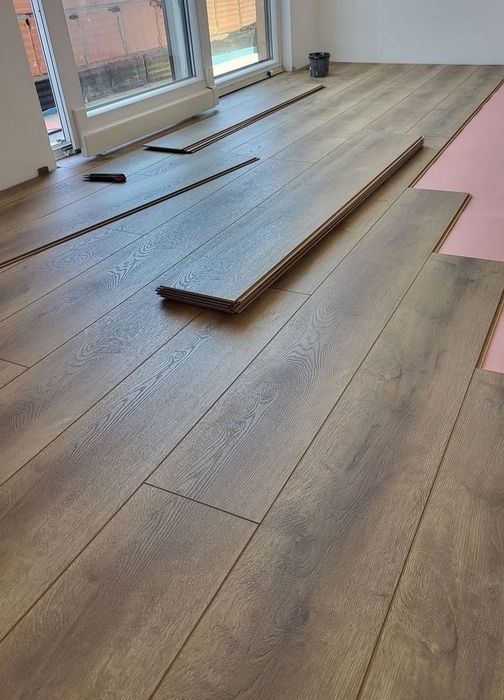 Укладка ламината, заливка пола