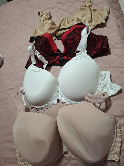 Продавам сутиени 105е,105ф