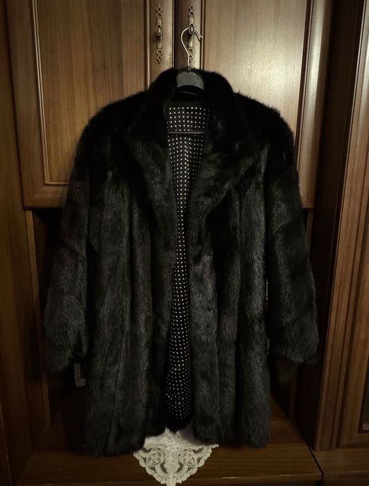 Blană naturală de nurca neagra.