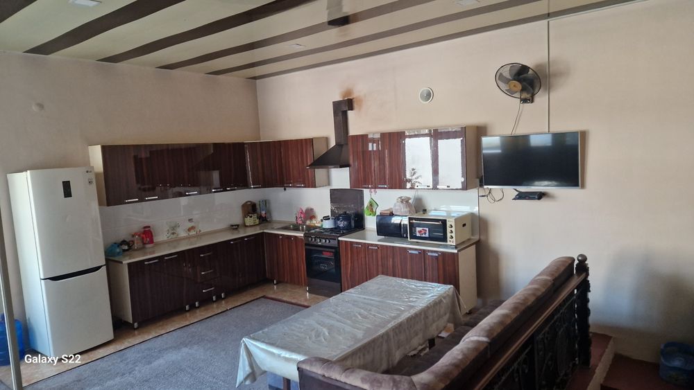 Nazarbek 6sotixhli hovli sotiladi