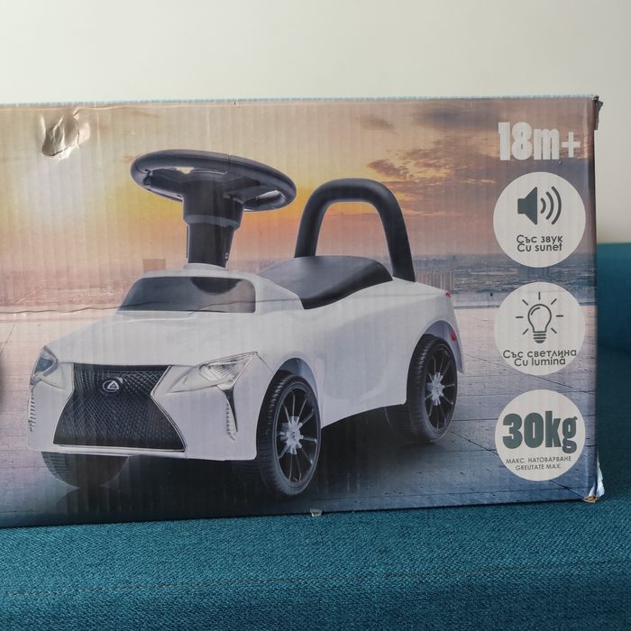 Mașină albă, RideOn tip Lexus, Premergător, fără pedale, de la 18 luni max 30 kg, unisex