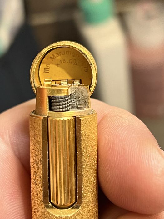 Două brichete defecte