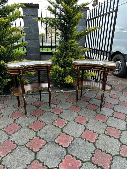 Doua masute deosebite din lemn cu blat marmura si elemente bronz