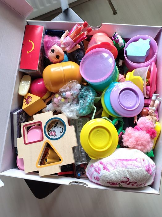 Vind jucărele ptr copii.