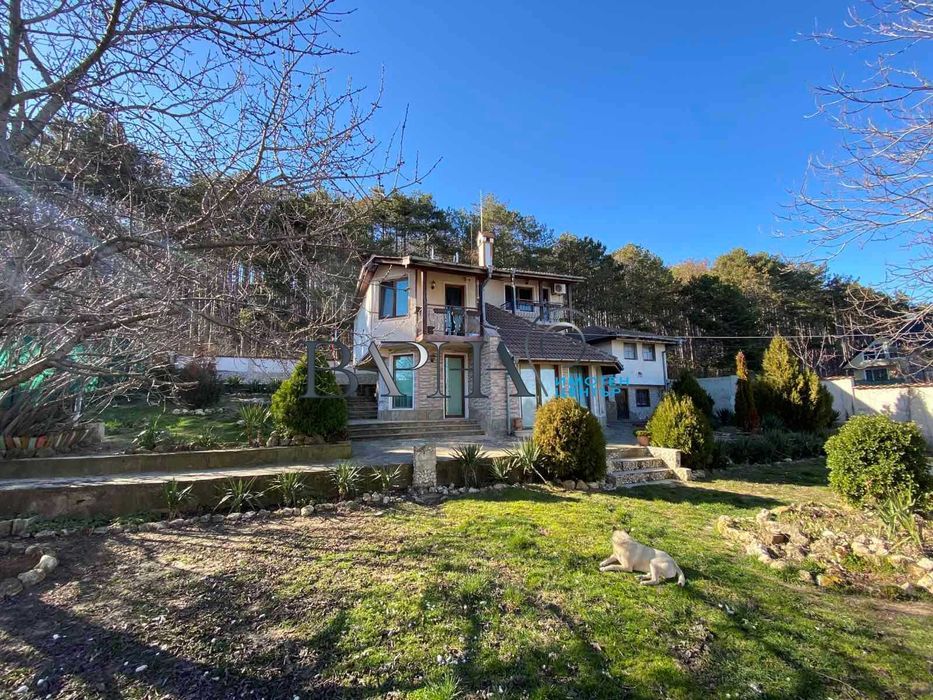 Обзаведена триетажна къща във Виница