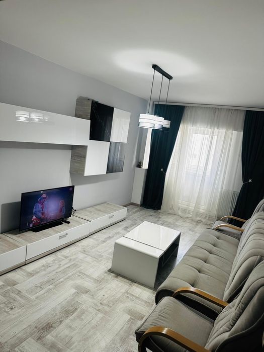 Închiriez apartament central