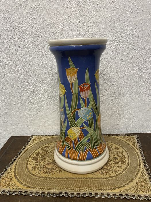 Италианска порцеланова колона поставка са цветя майолика