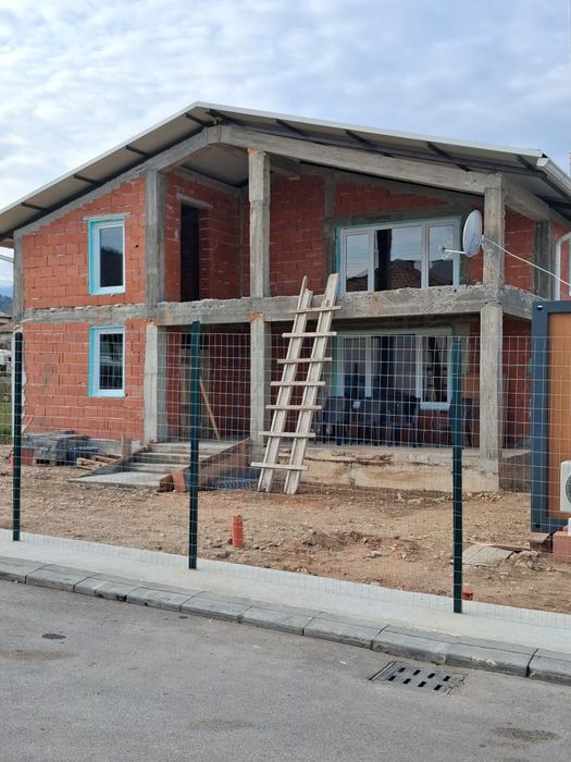 Продава къща на 140 км. От София и на 140 км от Гръцкото море