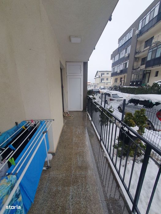 Vând apartament cu,  curte