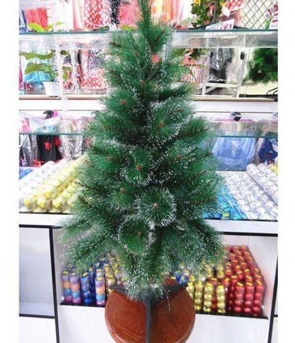 Коледна елха с бели заскрежени връхчета. С пластмасова стойка