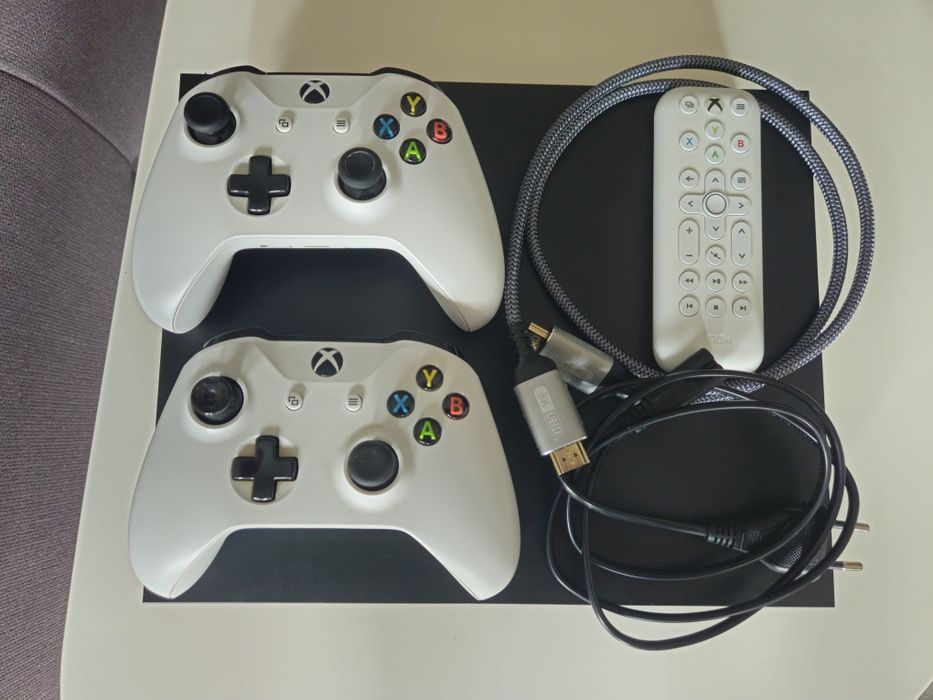 Xbox One X 1 TB + 2 контролера + 8BitDo дистанционно