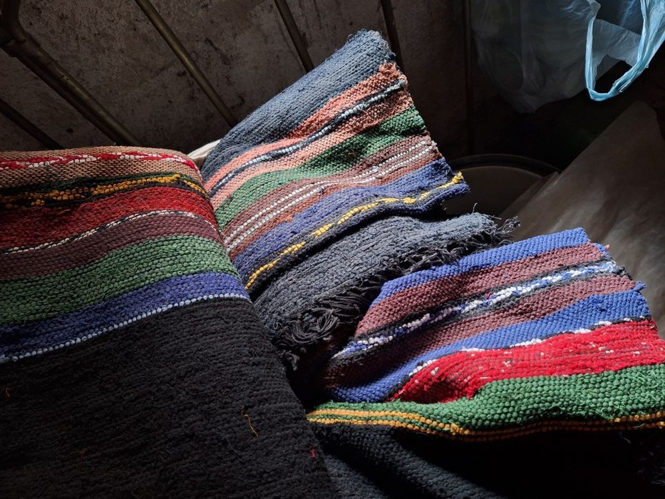 Черги домашно тъкани на стан.