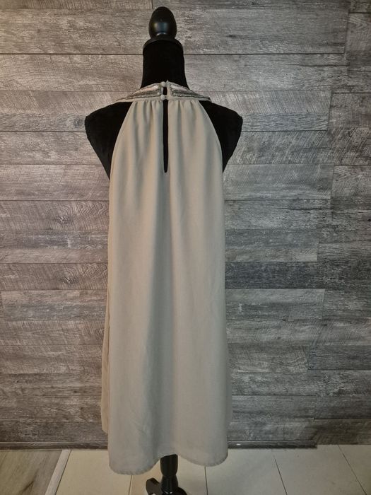 Rochie K Woman bej/kaki cu decolteu bijuterie, brodat cu mărgele și paiete – mărime 42
