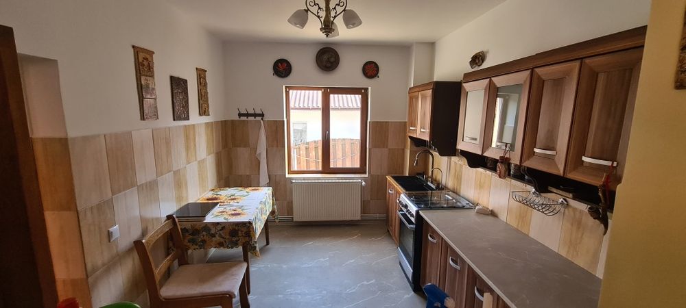 Închiriez casă 160m utili în Tomesti