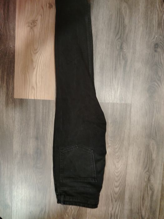 Черни дънки марката е bershka