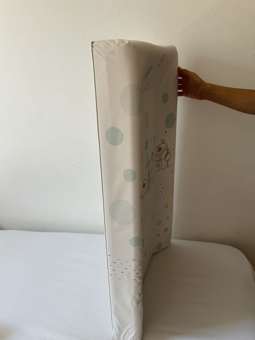 Vând - Lorelli Lovely World, alb cu bej,în stare perfectă .  Mărimea : 50 x 80 cm, cu bază dură pentru înfășat .  Preț 115 lei .