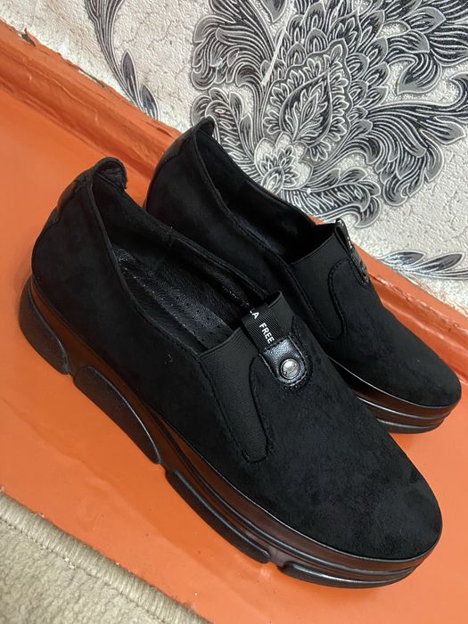 Разные цены от 3тыс до 1тыс размеры 38-39