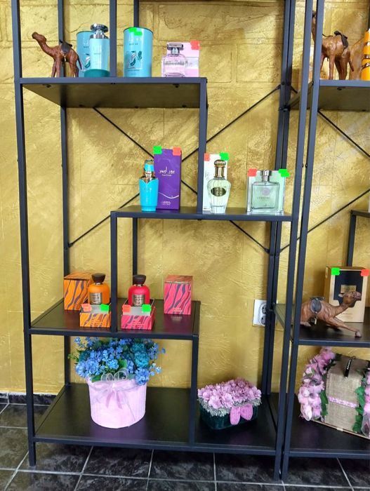 Рафтове  за козметични продукти .