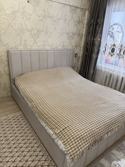 Двуспальная кровать в хорошем состоянии.