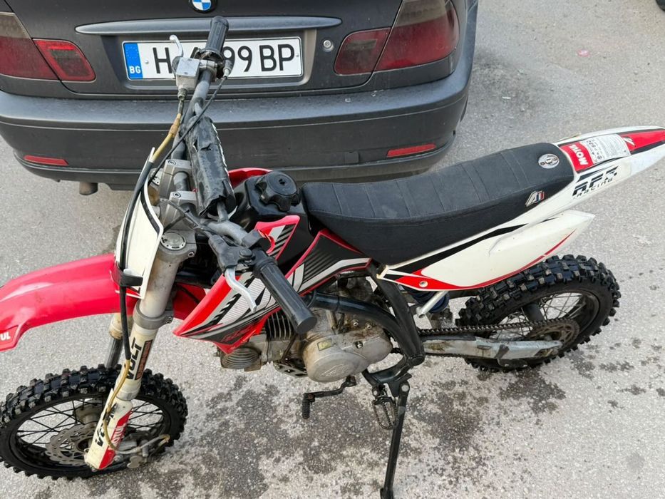 Продавач крос 150 .