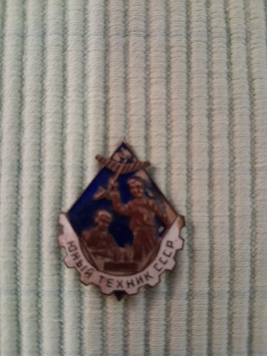 Продаю значок Юный техник СССР