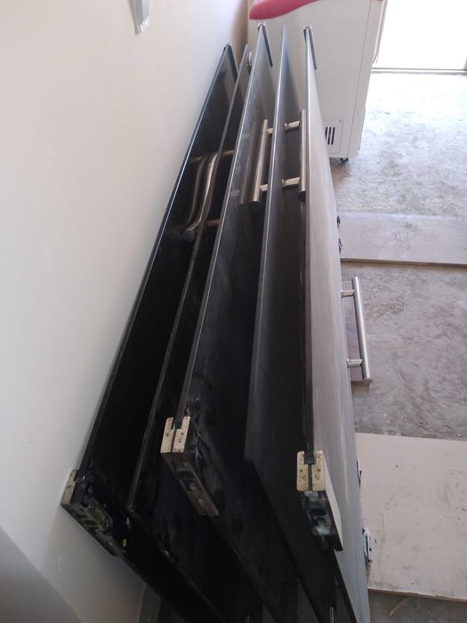 Яхши холатдаги шиша эшиклар  келишиб  сотилади.