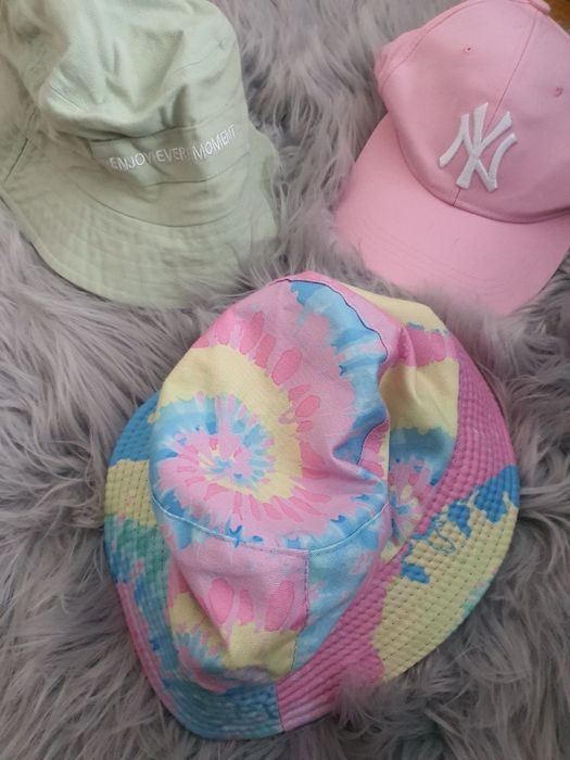 Лот от летни шапки