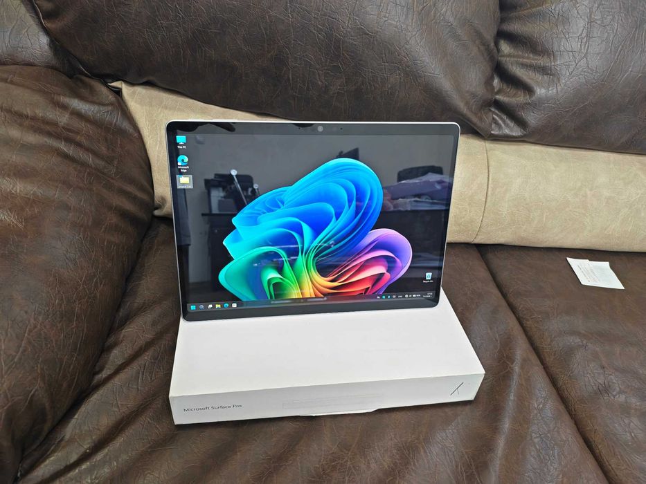 MS Surface Pro 11 Snapdragon X Plus 10core  - 100% батерия,22 заряда