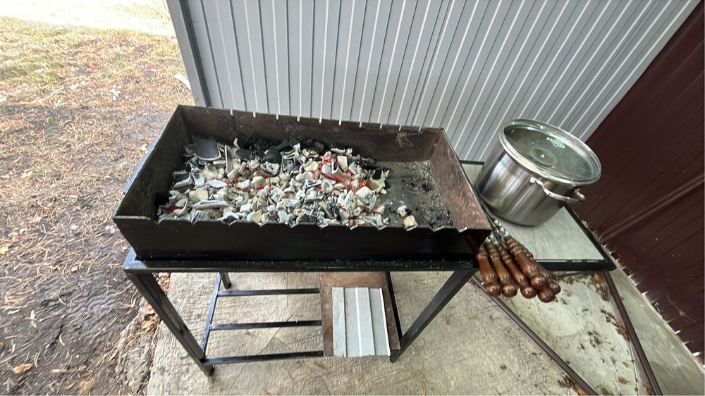 Мангал новый, практичный.