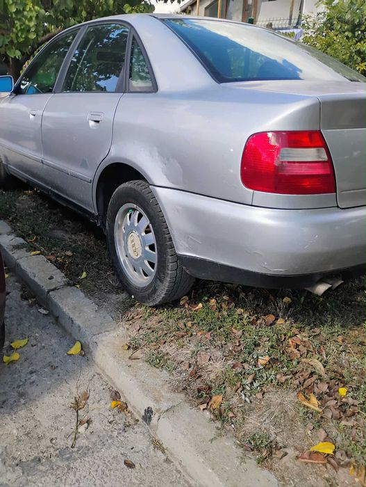 Audi A4 2.6 6-цилиндров двигател