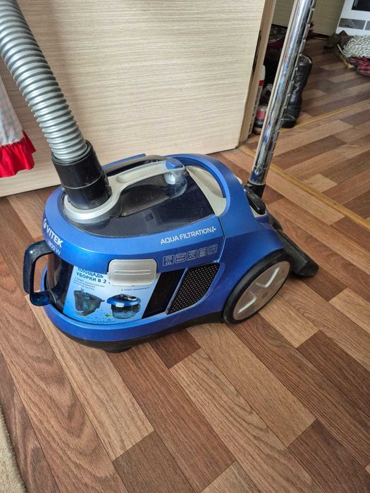 Пылесос с аквафильтром VITEK VT-1886 B