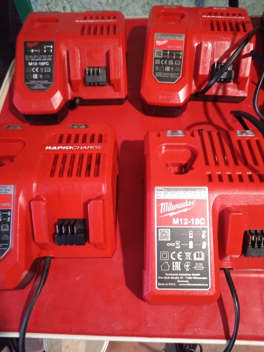 Vând baterii  de 5 amperii și încărcătoare milwaukee