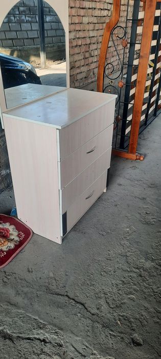 Большая кровать и камод