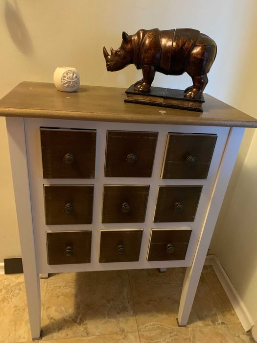 Шкаф нов, висококачествена дървесина, лек, с удобни дълбоки чекмеджета