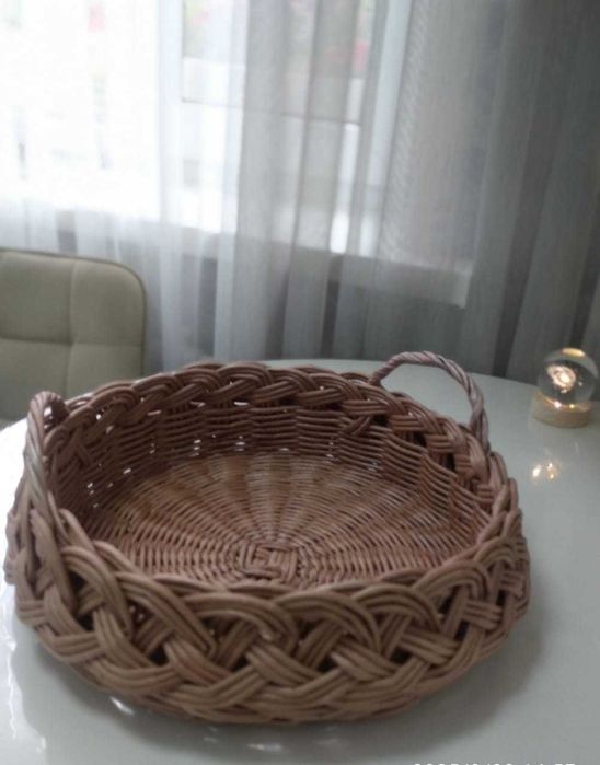 Поднос плетеный.