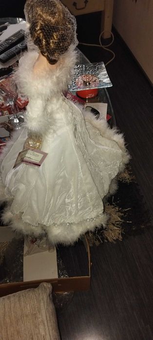 Порцеланова колекционерска кукла