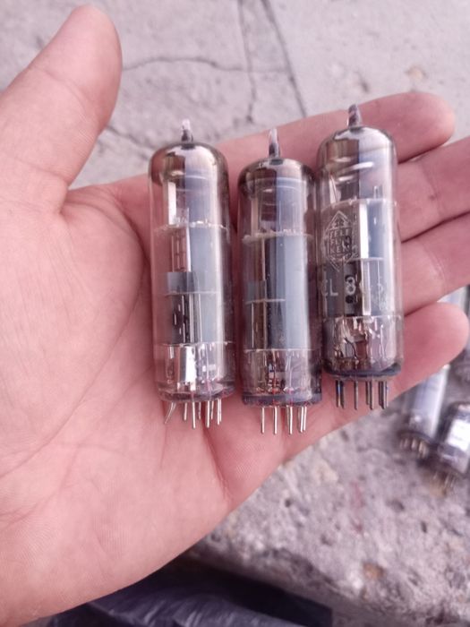 Стари радио телевизионни лампи
