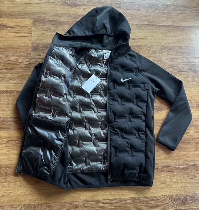 Мъжко,черно яке Nike с качулка и ципове на джобовете