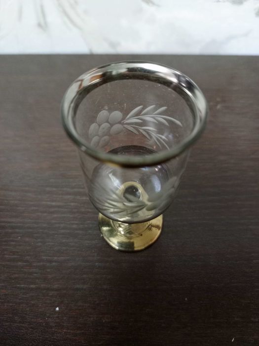 Продам набор из 6  рюмок из стекла.