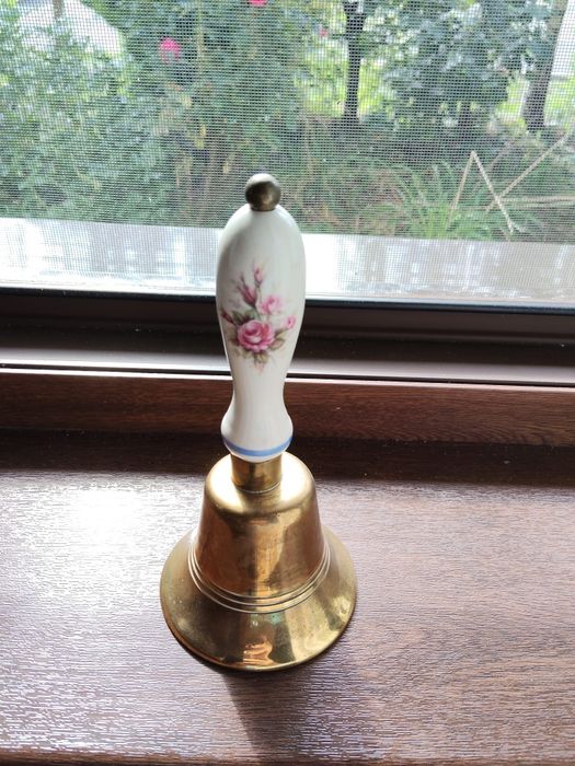 De vânzare un clopoțel cu mâner de porțelan este foarte vechi  alamă