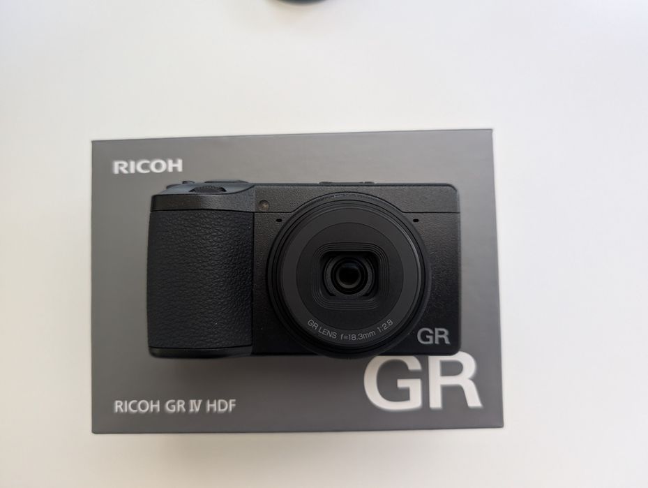 Ricoh GR IV HDF + Гаранция и екстри (като нов)