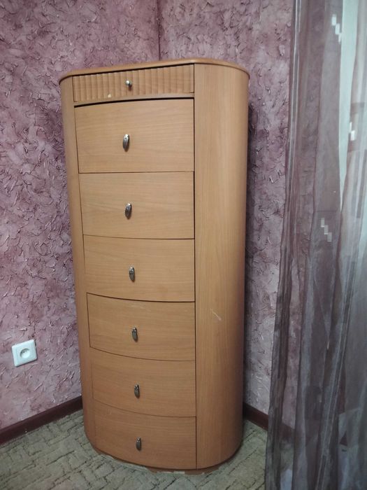 Прикроватные тумбы и комод