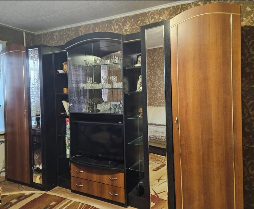 Продам сервант шкафчиками под веши и тв