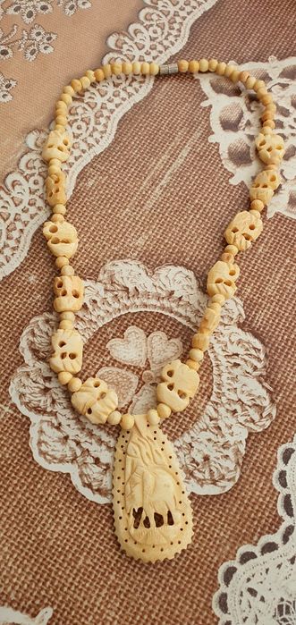 Colier din os , model deosebit