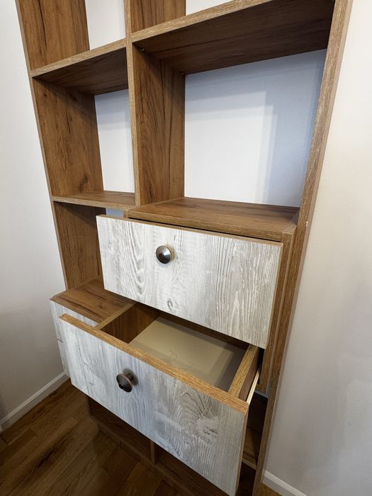 Copr de mobilier cu sertare si rafturi