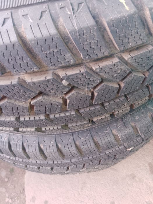 Vând cauciucuri noi 205 70 15