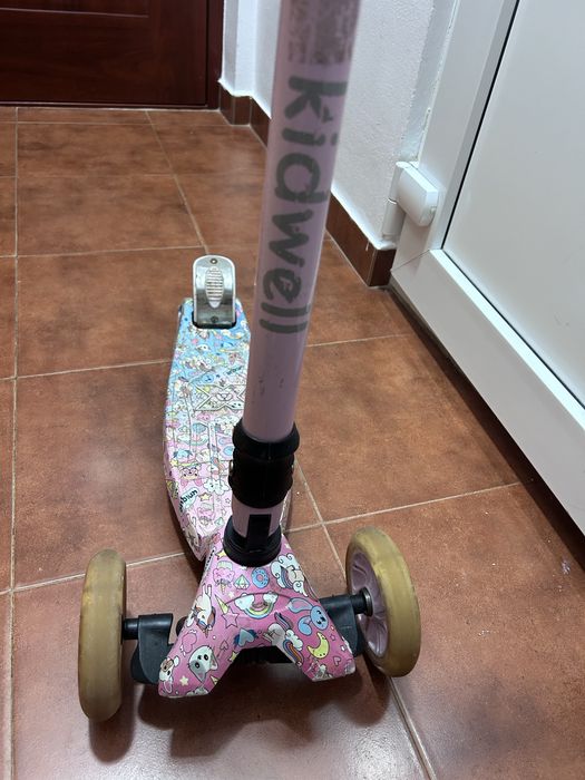 Trotineta pliabila cu lumini la roti