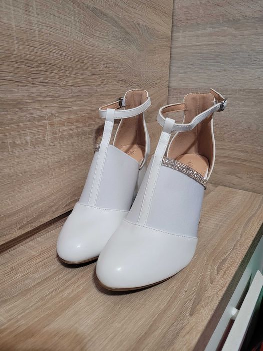 Pantofi albi noi