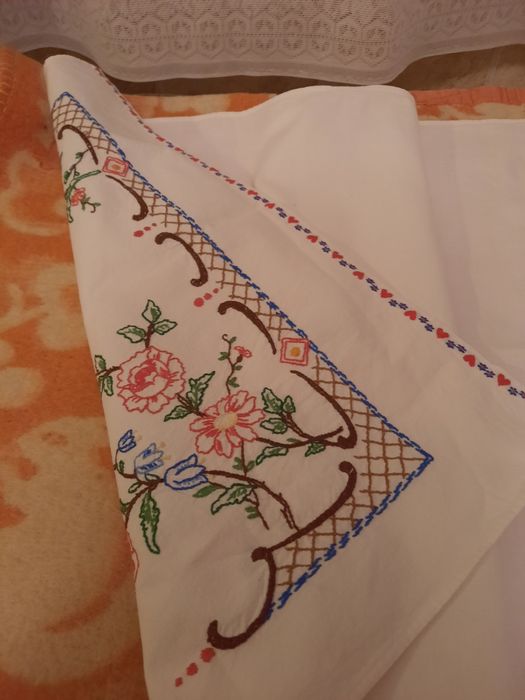Napron din bumbac cu broderie manuală
